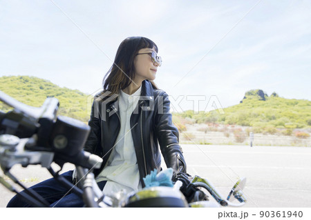 バイク女子イメージ　ツーリング中の若い女性 90361940