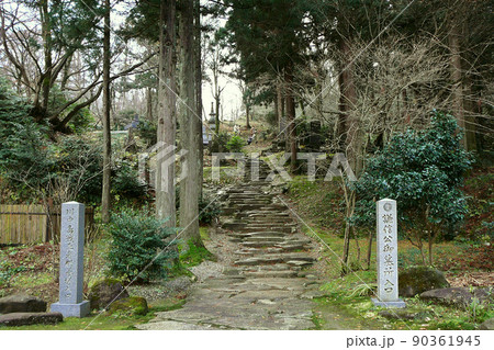 上杉謙信の墓所と川中島戦没者供養塔の入り口【春日山林泉寺】新潟県上越市 上杉謙信の墓所と川中島戦没者供養塔の入り口【春日山林泉寺】新潟県上越市 90361945