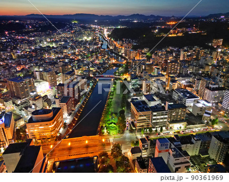 鹿児島市の甲突川両岸の街並みの空撮 90361969