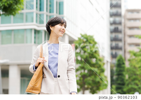 働く女性　屋外 90362103