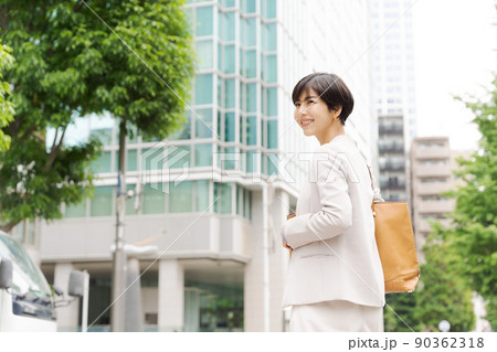 働く女性 屋外 働く女性 屋外 90362318