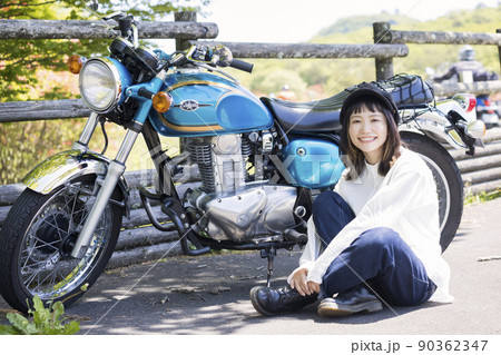 バイク女子イメージ バイクと並ぶ若い女性 バイク女子イメージ バイクと並ぶ若い女性 90362347