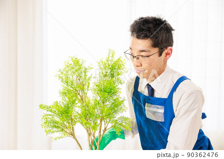 植木鉢を手入れする男性 90362476