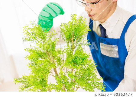 植木鉢を手入れする男性 90362477