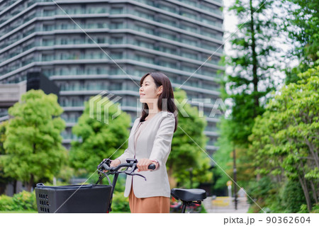 自転車通勤をする若いビジネスウーマン 90362604