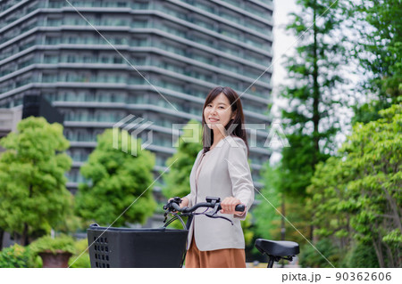 自転車通勤をする若いビジネスウーマン 90362606
