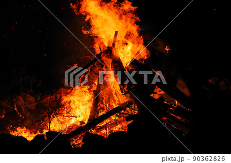 赤々と燃える炎 90362826
