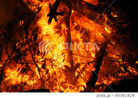 赤々と燃える炎 赤々と燃える炎 90362828