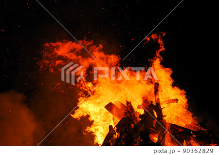 赤々と燃える炎 赤々と燃える炎 90362829