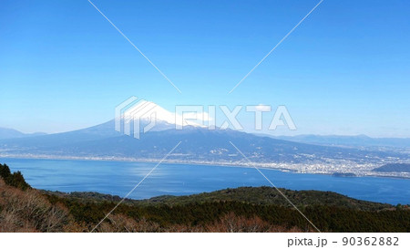 だるま山からの青の富士山と駿河湾 90362882