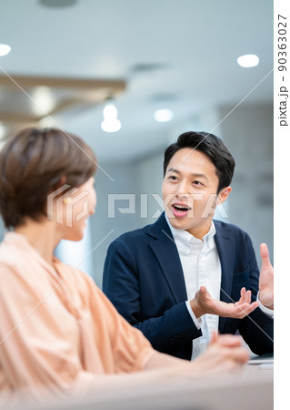 打ち合わせをするビジネスパーソン 90363027