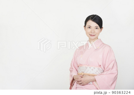 着物を着た女性 90363224