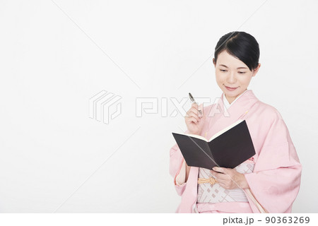手帳を書く着物を着た女性 手帳を書く着物を着た女性 90363269