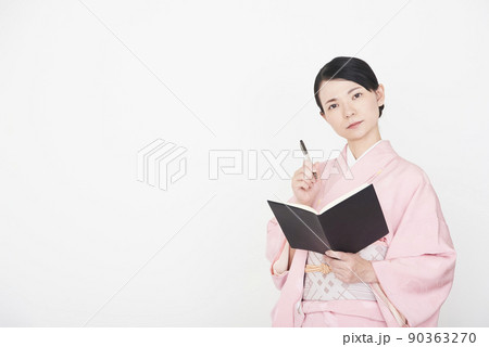 手帳を書く着物を着た女性 手帳を書く着物を着た女性 90363270