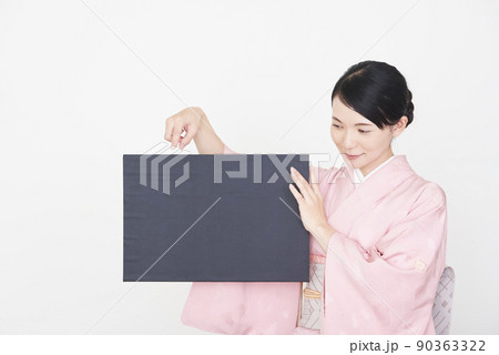 黒板を持つ着物を着た女性 90363322