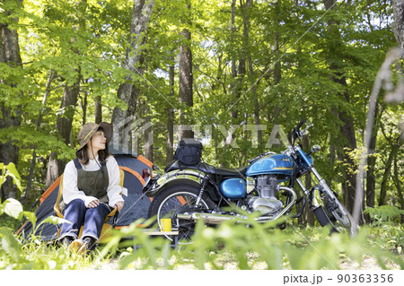 バイク女子イメージ　キャンプ場にバイクでツーリングに来てチェアリングをする女性 90363356