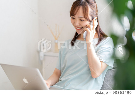 女性　ノートパソコン　ベッド　通話 90363490