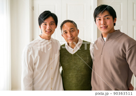 息子に身長を抜かれた親父 90363511