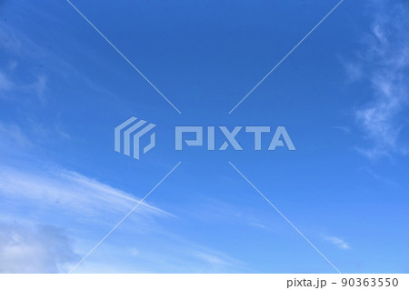 空と雲の背景 90363550