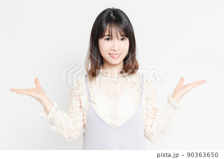 案内のポーズをする若い女性 90363650