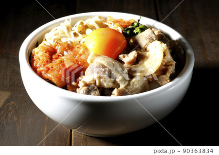 もやしナムルやキムチ、豚肉など沢山の具材が入っているビビンバ丼 もやしナムルやキムチ、豚肉など沢山の具材が入っているビビンバ丼 90363834