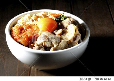 もやしナムルやキムチ、豚肉など沢山の具材が入っているビビンバ丼 90363838