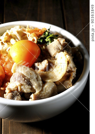 もやしナムルやキムチ、豚肉など沢山の具材が入っているビビンバ丼 もやしナムルやキムチ、豚肉など沢山の具材が入っているビビンバ丼 90363849
