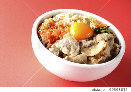 もやしナムルやキムチ、豚肉など沢山の具材が入っているビビンバ丼 もやしナムルやキムチ、豚肉など沢山の具材が入っているビビンバ丼 90363855