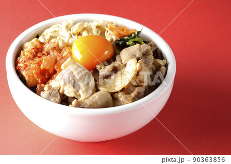 もやしナムルやキムチ、豚肉など沢山の具材が入っているビビンバ丼 もやしナムルやキムチ、豚肉など沢山の具材が入っているビビンバ丼 90363856