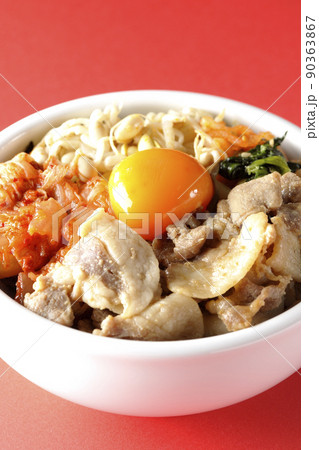 もやしナムルやキムチ、豚肉など沢山の具材が入っているビビンバ丼 もやしナムルやキムチ、豚肉など沢山の具材が入っているビビンバ丼 90363867