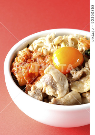 もやしナムルやキムチ、豚肉など沢山の具材が入っているビビンバ丼 もやしナムルやキムチ、豚肉など沢山の具材が入っているビビンバ丼 90363868