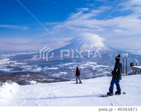 笠雲の羊蹄山を眺める人々 (北海道、ニセコ) 笠雲の羊蹄山を眺める人々 (北海道、ニセコ) 90363871