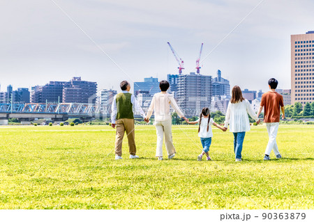 公園で手を繋いで散歩する家族三世代　後ろ姿 90363879