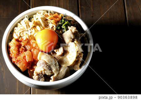 もやしナムルやキムチ、豚肉など沢山の具材が入っているビビンバ丼を俯瞰で撮影 もやしナムルやキムチ、豚肉など沢山の具材が入っているビビンバ丼を俯瞰で撮影 90363898