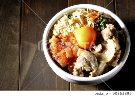 もやしナムルやキムチ、豚肉など沢山の具材が入っているビビンバ丼を俯瞰で撮影 90363899