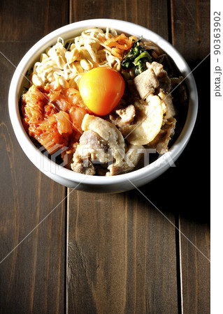 もやしナムルやキムチ、豚肉など沢山の具材が入っているビビンバ丼を俯瞰で撮影 90363902