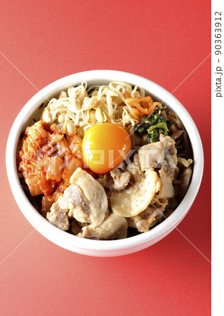 もやしナムルやキムチ、豚肉など沢山の具材が入っているビビンバ丼を俯瞰で撮影 90363912