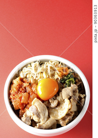 もやしナムルやキムチ、豚肉など沢山の具材が入っているビビンバ丼を俯瞰で撮影 90363913