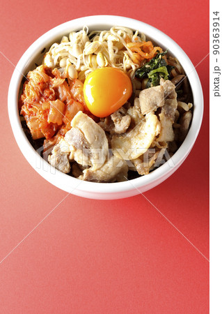 もやしナムルやキムチ、豚肉など沢山の具材が入っているビビンバ丼を俯瞰で撮影 90363914