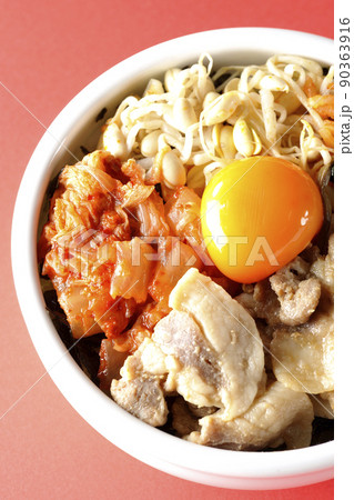もやしナムルやキムチ、豚肉など沢山の具材が入っているビビンバ丼を俯瞰で撮影 90363916