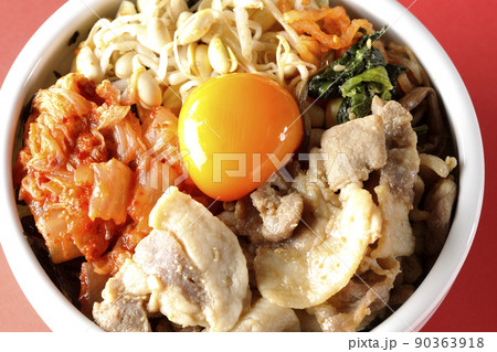 もやしナムルやキムチ、豚肉など沢山の具材が入っているビビンバ丼を俯瞰で撮影 90363918