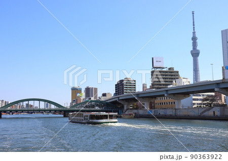 隅田川上の水上バスと浅草 駒形橋、スカイツリー 90363922