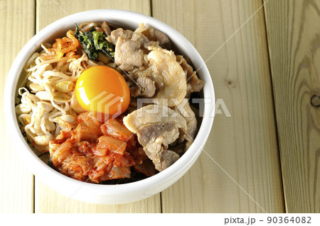 もやしナムルやキムチ、豚肉など沢山の具材が入っているビビンバ丼を俯瞰で撮影 もやしナムルやキムチ、豚肉など沢山の具材が入っているビビンバ丼を俯瞰で撮影 90364082