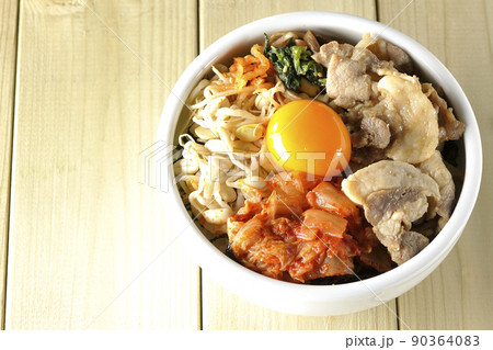 もやしナムルやキムチ、豚肉など沢山の具材が入っているビビンバ丼を俯瞰で撮影 もやしナムルやキムチ、豚肉など沢山の具材が入っているビビンバ丼を俯瞰で撮影 90364083