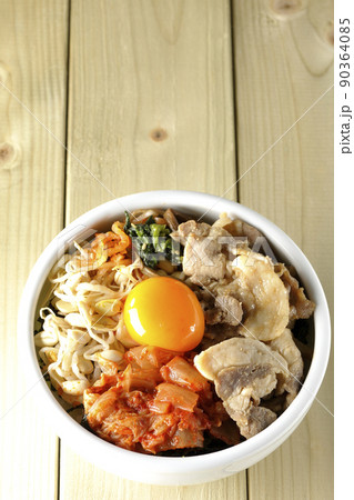 もやしナムルやキムチ、豚肉など沢山の具材が入っているビビンバ丼を俯瞰で撮影 もやしナムルやキムチ、豚肉など沢山の具材が入っているビビンバ丼を俯瞰で撮影 90364085