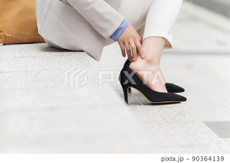 足の靴擦れ　働く女性 90364139