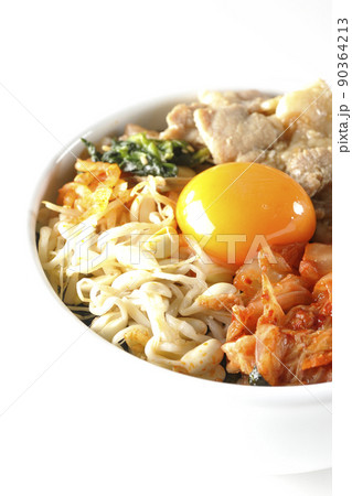 もやしナムルやキムチ、豚肉など沢山の具材が入っているビビンバ丼を白背景で撮影 もやしナムルやキムチ、豚肉など沢山の具材が入っているビビンバ丼を白背景で撮影 90364213