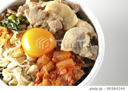 もやしナムルやキムチ、豚肉など沢山の具材が入っているビビンバ丼を白背景で俯瞰撮影 もやしナムルやキムチ、豚肉など沢山の具材が入っているビビンバ丼を白背景で俯瞰撮影 90364244