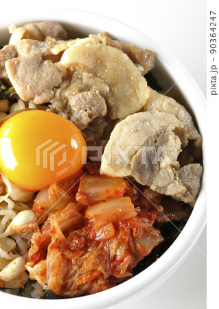 もやしナムルやキムチ、豚肉など沢山の具材が入っているビビンバ丼を白背景で俯瞰撮影 もやしナムルやキムチ、豚肉など沢山の具材が入っているビビンバ丼を白背景で俯瞰撮影 90364247