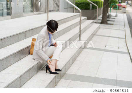 足の靴擦れ　働く女性 90364311